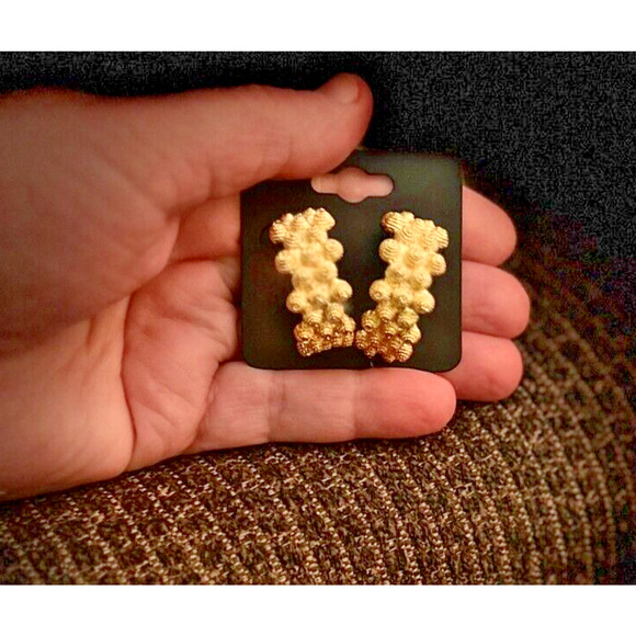 Avon Gold Tone Hazelnut Earrings - Picture 5 of 9